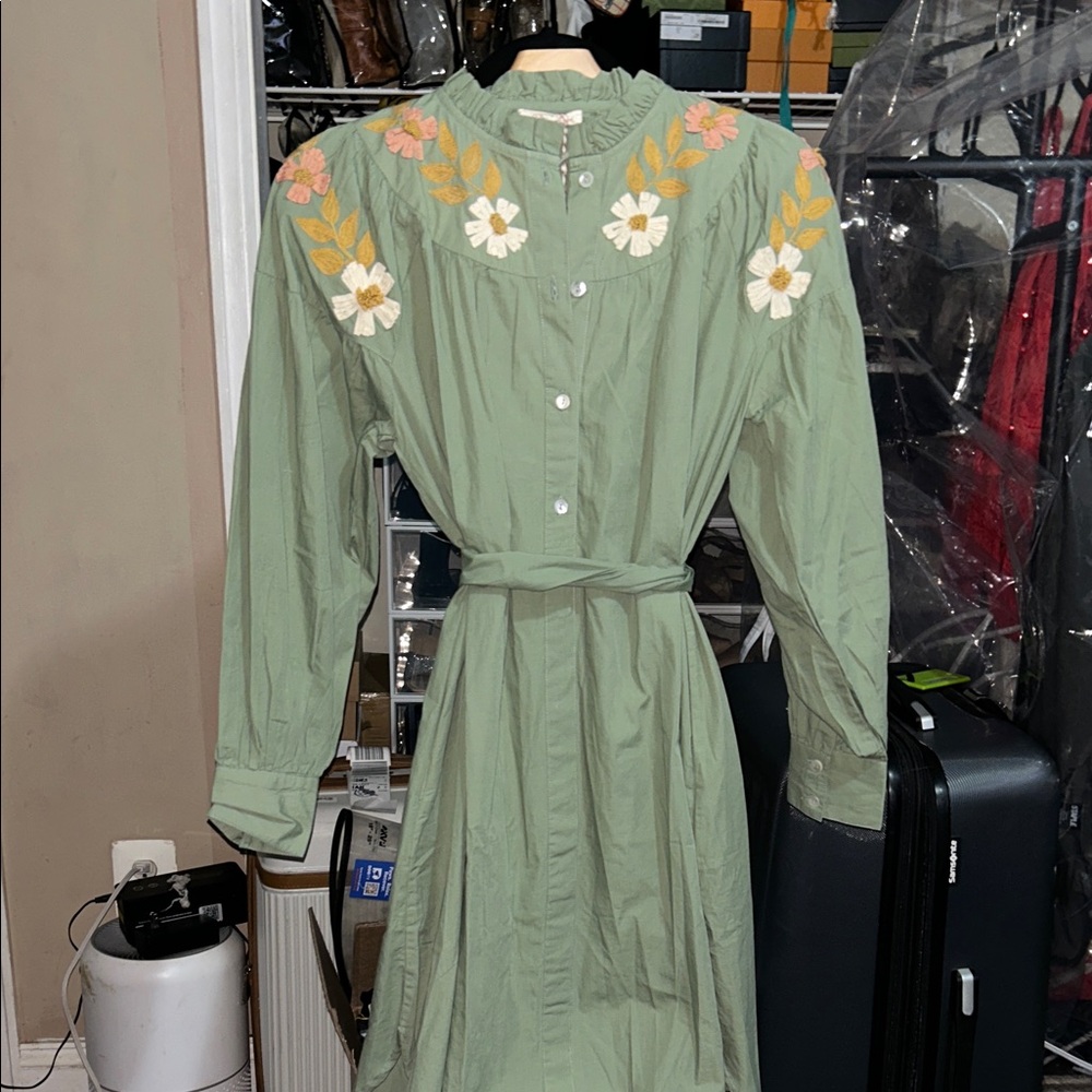 Elegant Long Sleeve Green Dress with Floral Embroidery